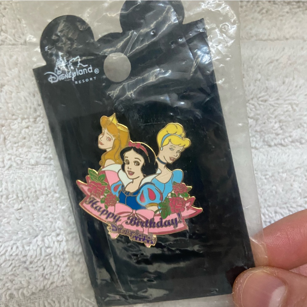Brand New Sealed Disneyland Resort Happy Birthday Princesses Enamel Pin